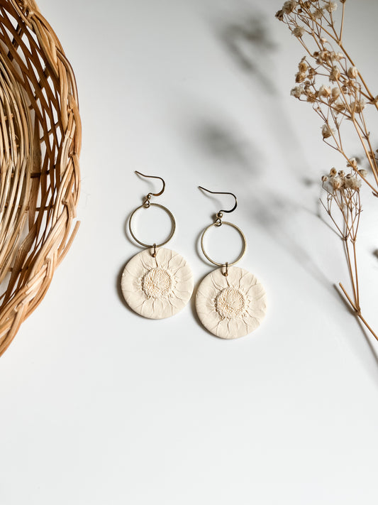 Daisy Dangles in Flower Relief Cast